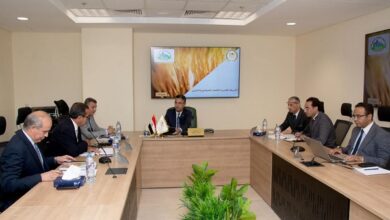 وزير التموين مع رئيس الشركة القابضة للصوامع والتخزين