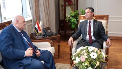 وزير التموين مع رئيس شعبة المخابز