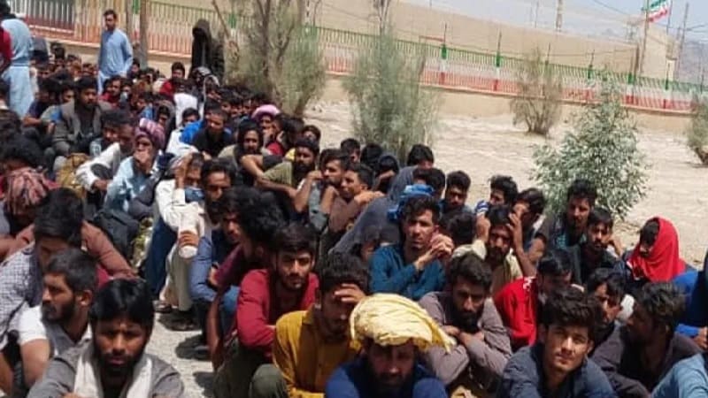 خفر السواحل الباكستاني يعتقل 132 مهاجرا غير شرعي على الحدود مع إيران
