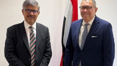 سفير باكستان في القاهرة عامر شوكت ومساعد وزير الخارجية المصري السفير المصري أحمد شاهين