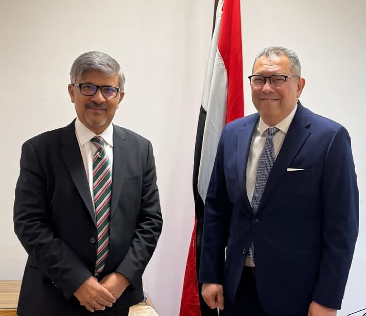 سفير باكستان في القاهرة عامر شوكت ومساعد وزير الخارجية المصري السفير المصري أحمد شاهين