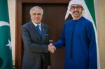 نائب رئيس الوزراء الباكستاني، إسحاق دار، يستقبل نظيره الإماراتي، الشيخ عبد الله بن زايد