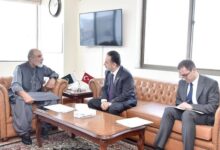 وزير العلوم والتكنولوجيا الباكستاني خالد حسين مكسي وسفير تركيا لدى باكستان عرفان نذير أوغلو