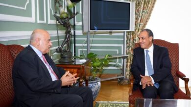 وزير الخارجية والهجرة يستقبل أمين سر اللجنة المركزية لحركة فتح الفلسطينية.