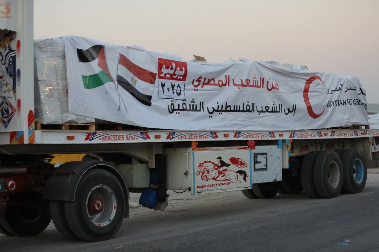 الهلال الأحمر المصري يرسل 1500 طن مساعدات إضافية إلى غزة عبر معبر كرم أبو سالم