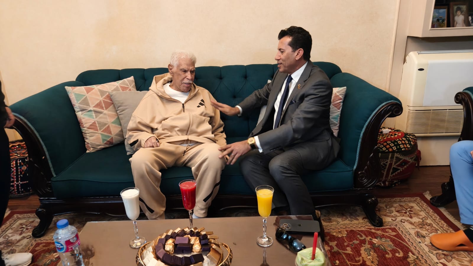 د . أشرف صبحى وزير الشباب والرياضة يزور الكابتن حسن شحاتة 