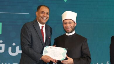 وزير الأوقاف يكرم الكاتب الصحفى كرم من الله السيد