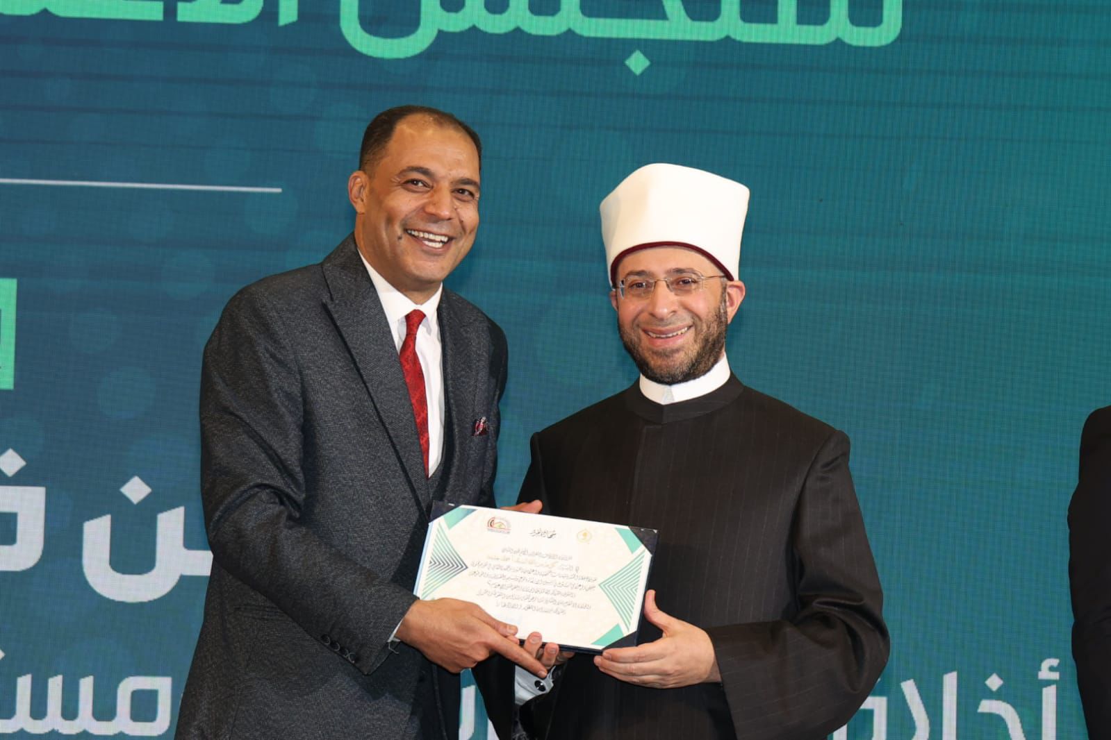 وزير الأوقاف يكرم الكاتب الصحفى كرم من الله السيد