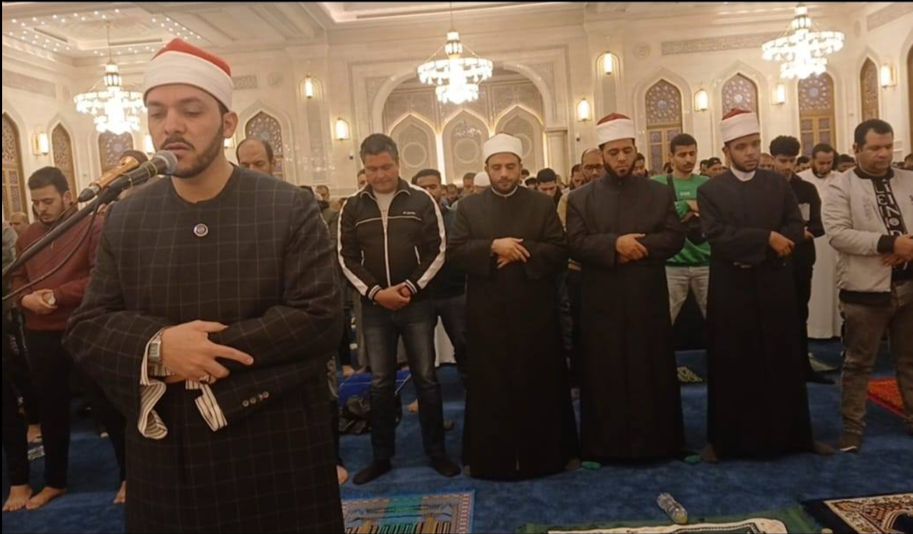 مصلون يستمعون لتلاوة قرآنية خلال الليلة السابعة رمضان