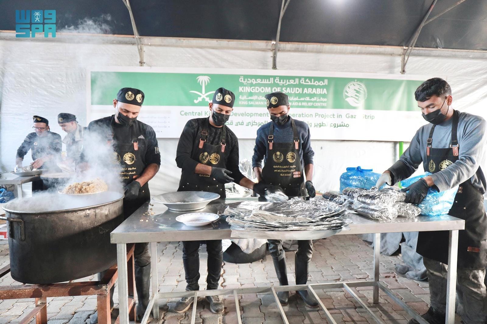 إعداد وجبات غزة للنازحين داخل المطابخ الإنسانية التابعة للإغاثة السعودية