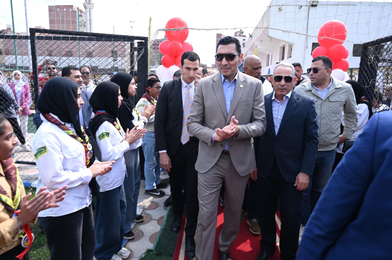 ترحيب الاعضاء لوزير الشباب ومحافظ الإسماعيلية اثناء تفقدهم مركز اكتشاف المواهب الرياضية.