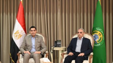 وزير الشباب والرياضة يلتقي محافظ الإسماعيلية في ديوان عام المحافظة