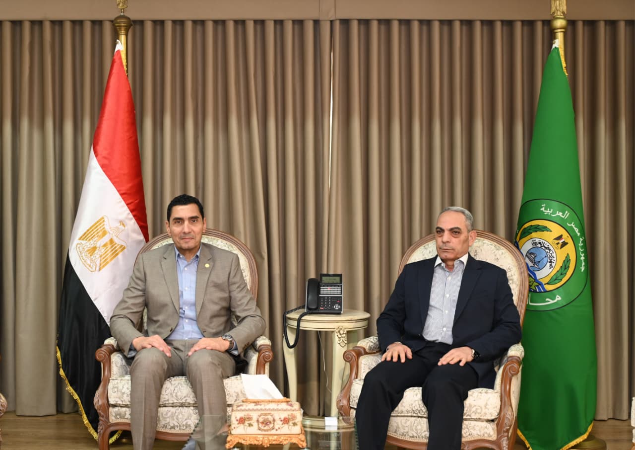 وزير الشباب والرياضة يلتقي محافظ الإسماعيلية في ديوان عام المحافظة