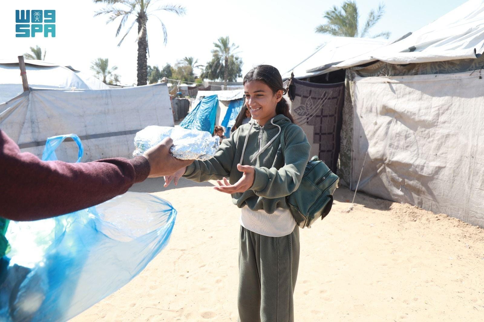 الأسر النازحة تتلقى وجبات غزة للنازحين في مراكز الإيواء