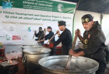 تجهيز الوجبات الساخنة ضمن مبادرة توزيع وجبات غزة السعودية.