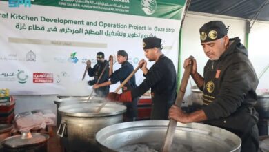 تجهيز الوجبات الساخنة ضمن مبادرة توزيع وجبات غزة السعودية.