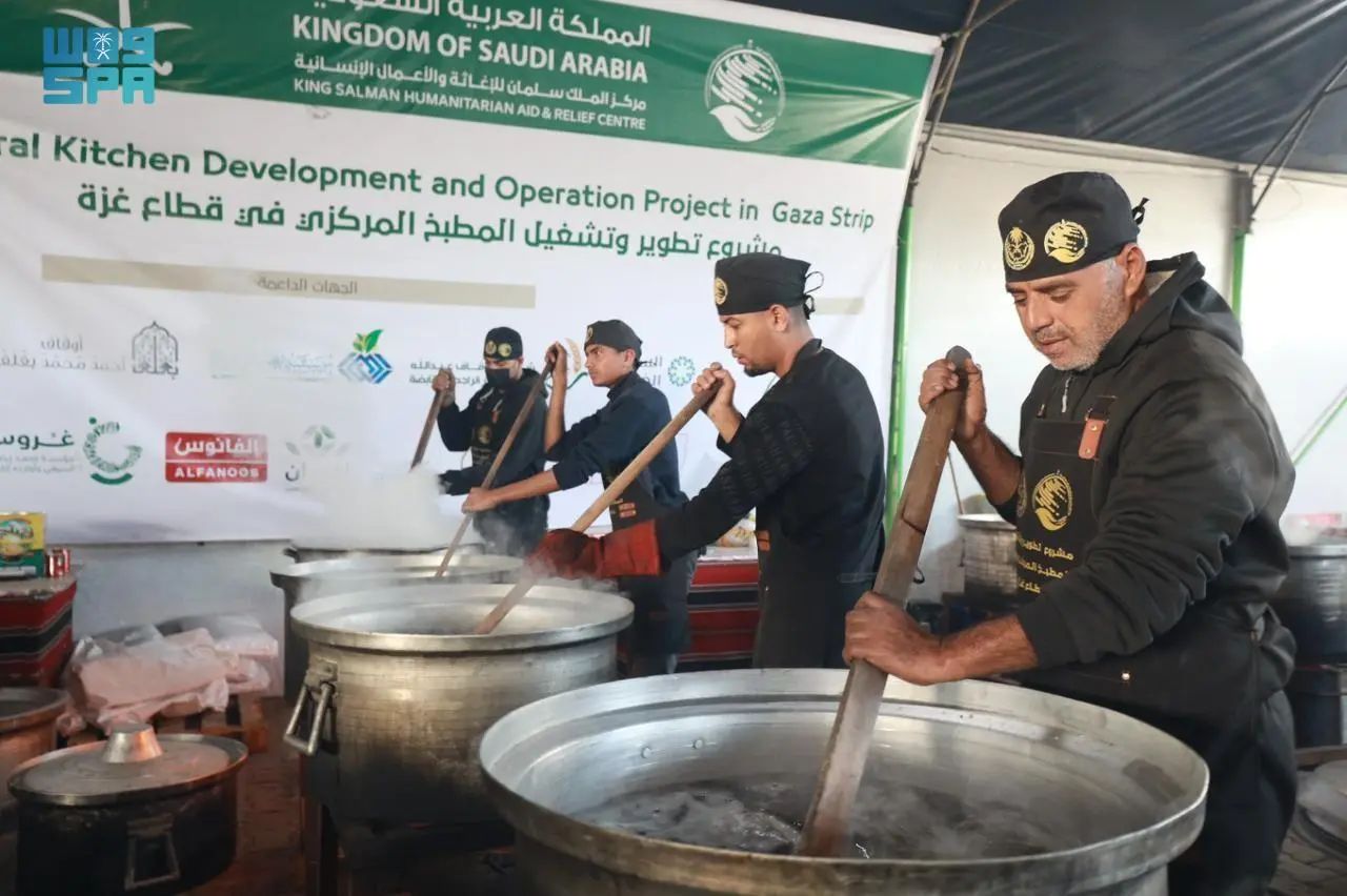 تجهيز الوجبات الساخنة ضمن مبادرة توزيع وجبات غزة السعودية.