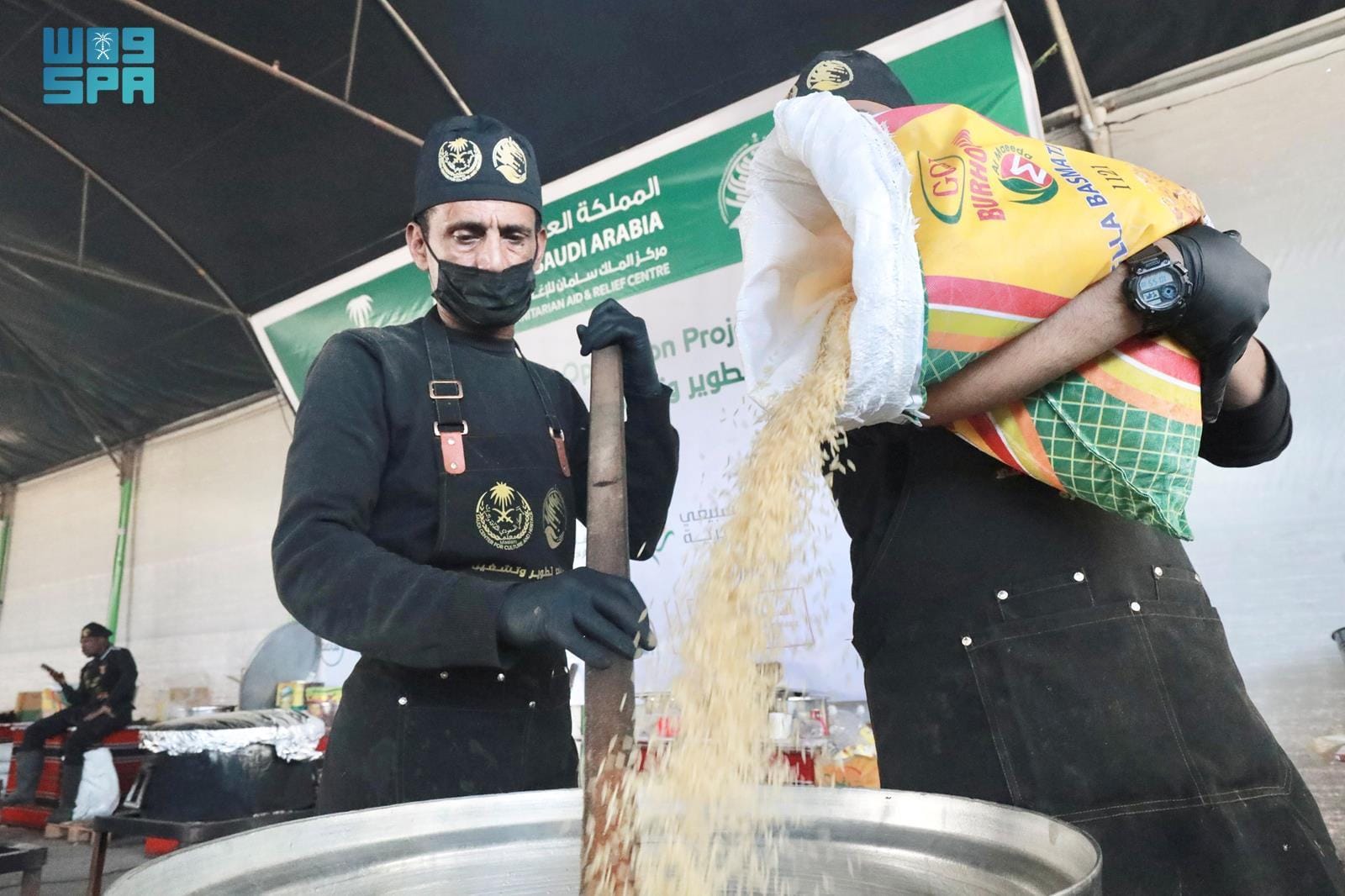 فرق الإغاثة السعودية أثناء إعداد وجبات غزة للنازحين في المخيمات