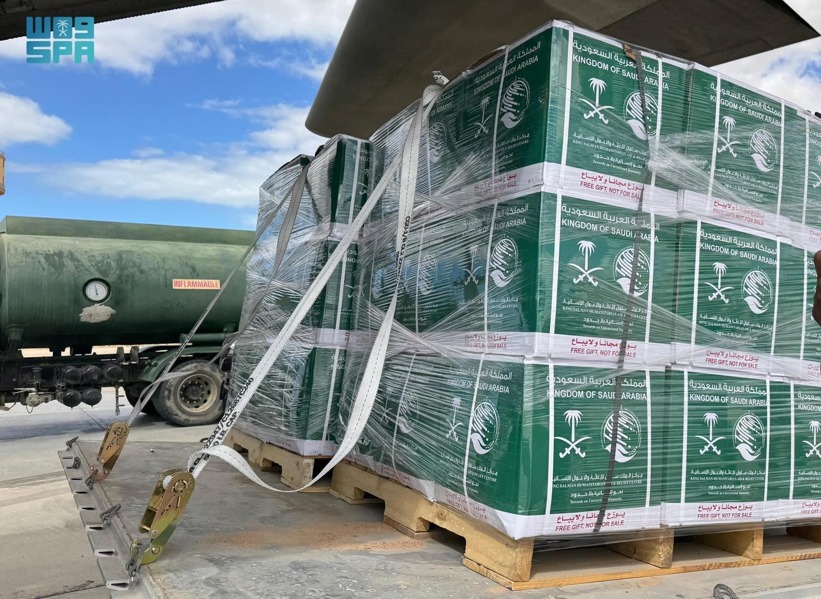 الطائرة الإغاثية السعودية 82 تصل مطار العريش دعمًا لغزة