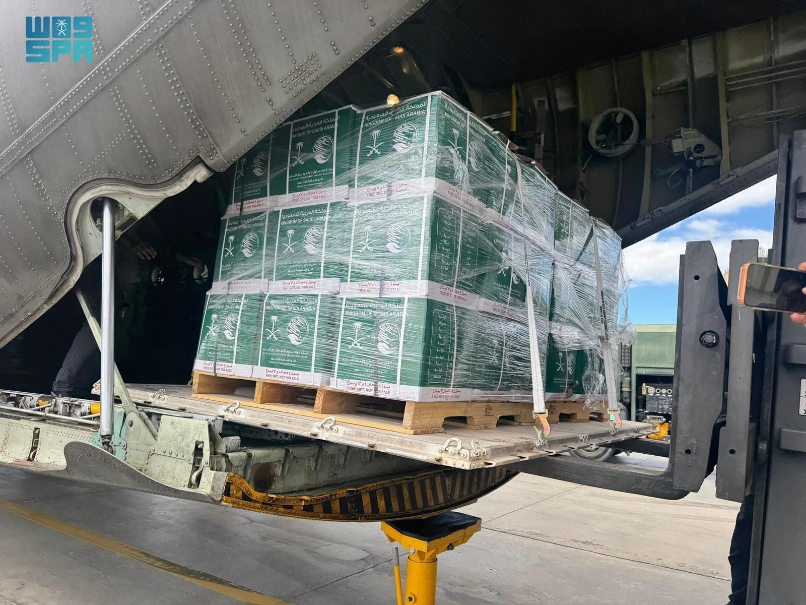 الطائرة الإغاثية السعودية 82 تصل مطار العريش دعمًا لغزة