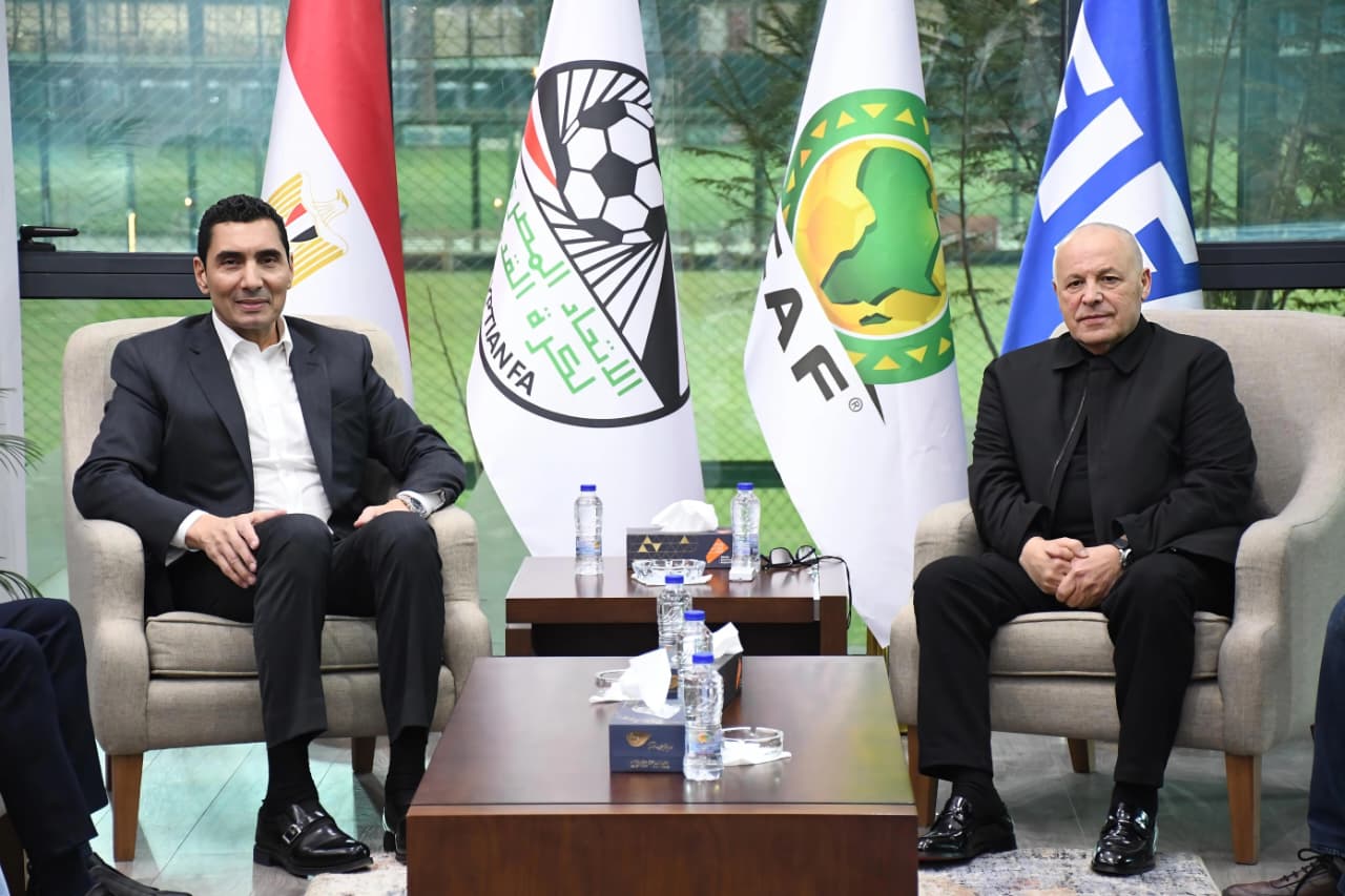 وزير الشباب والرياضة خلال زيارة مشروع الهدف ولقائه رئيس الاتحاد المصري لكرة القدم داخل مركز المنتخبات القومية