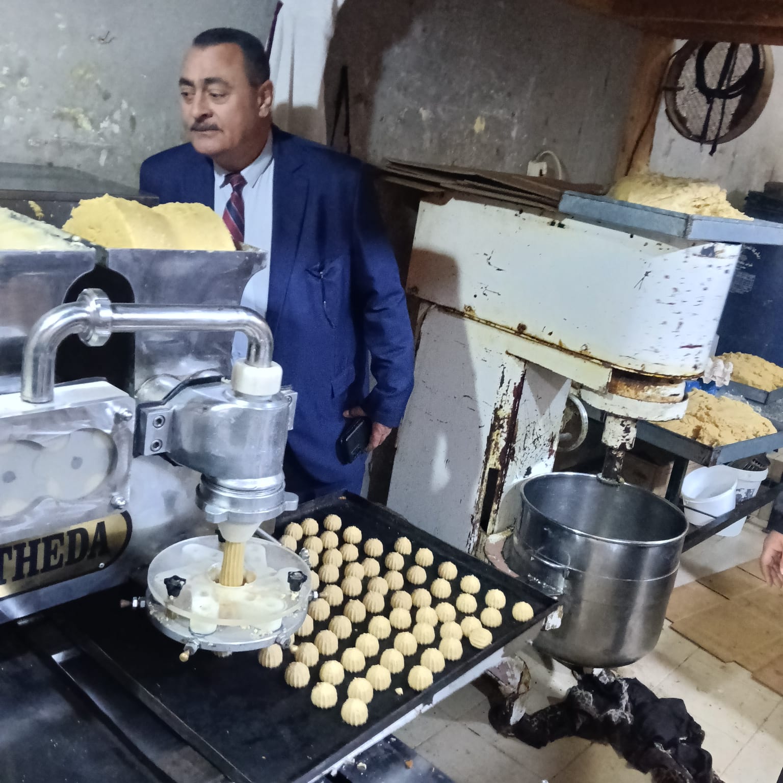 ضبط طن بسكويت و1000 علبة كعك عيد داخل مصنع غير مرخص