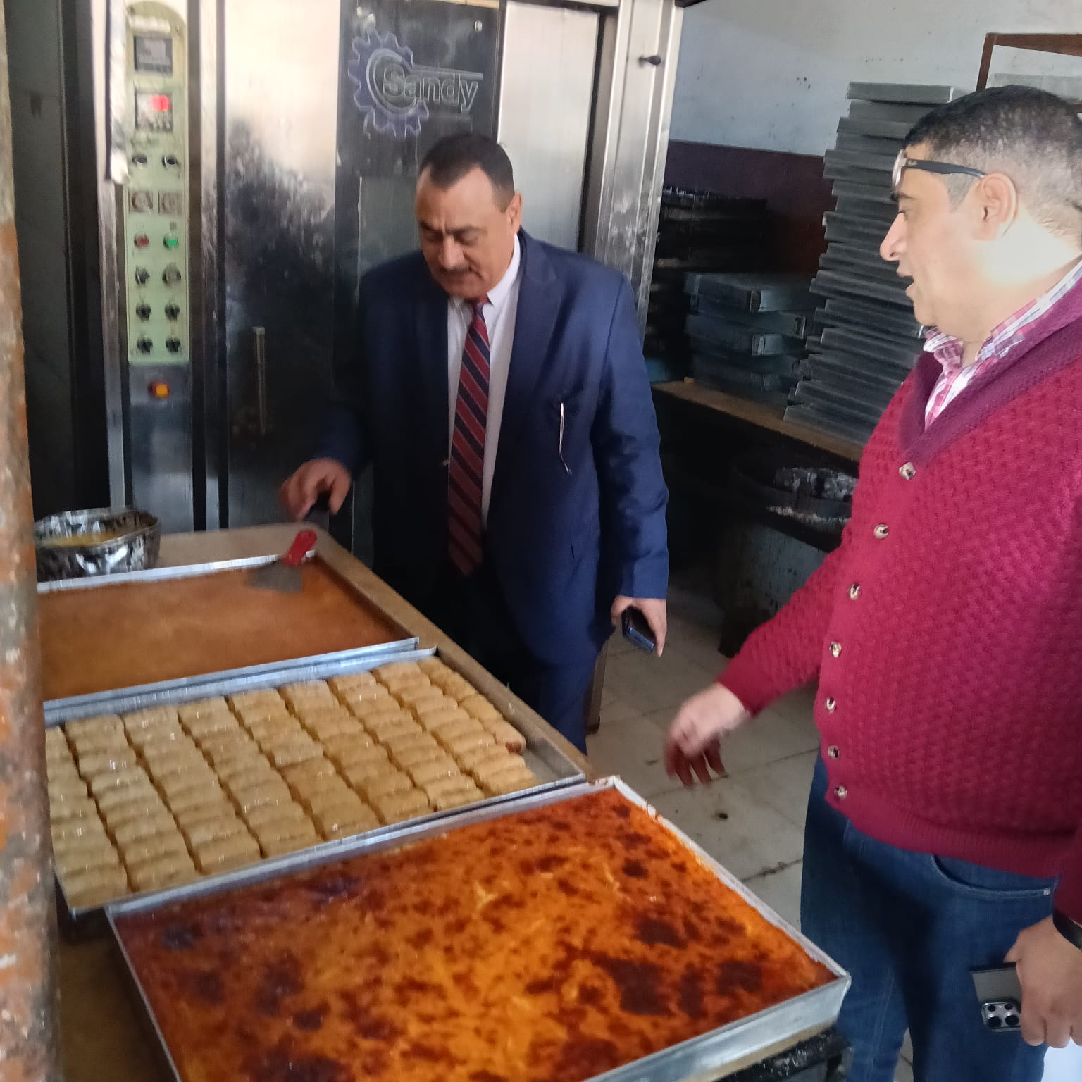 ضبط طن بسكويت و1000 علبة كعك عيد داخل مصنع غير مرخص بدمياط