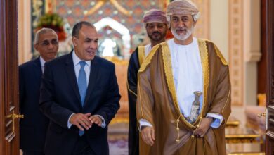 سلطان عمان يستقبل وزير الخارجية المصري