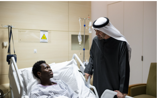 محمد بن زايد يطمأن على أحد المصابين 