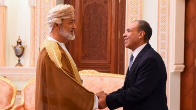 وزير الخارجية بدر عبد العاطي أثناء اللقاء مع سلطان عمان