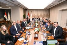 وزير الشباب والرياضة يناقش تطوير مشروعات شركة استادات مع سيف الوزيري.