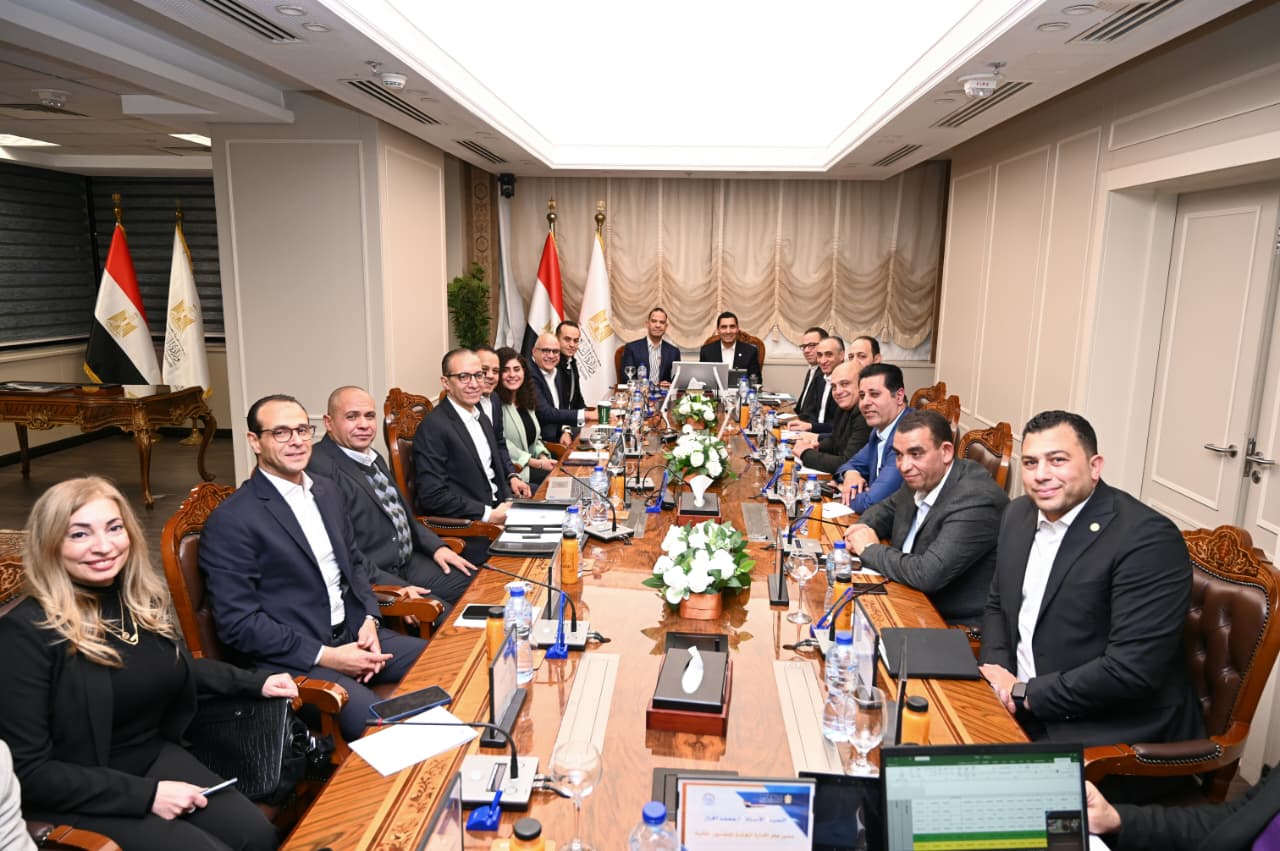 وزير الشباب والرياضة يناقش تطوير مشروعات شركة استادات مع سيف الوزيري.