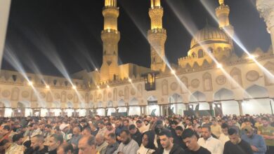 المصلون في ساحة الجامع الأزهر ليلة القدر
