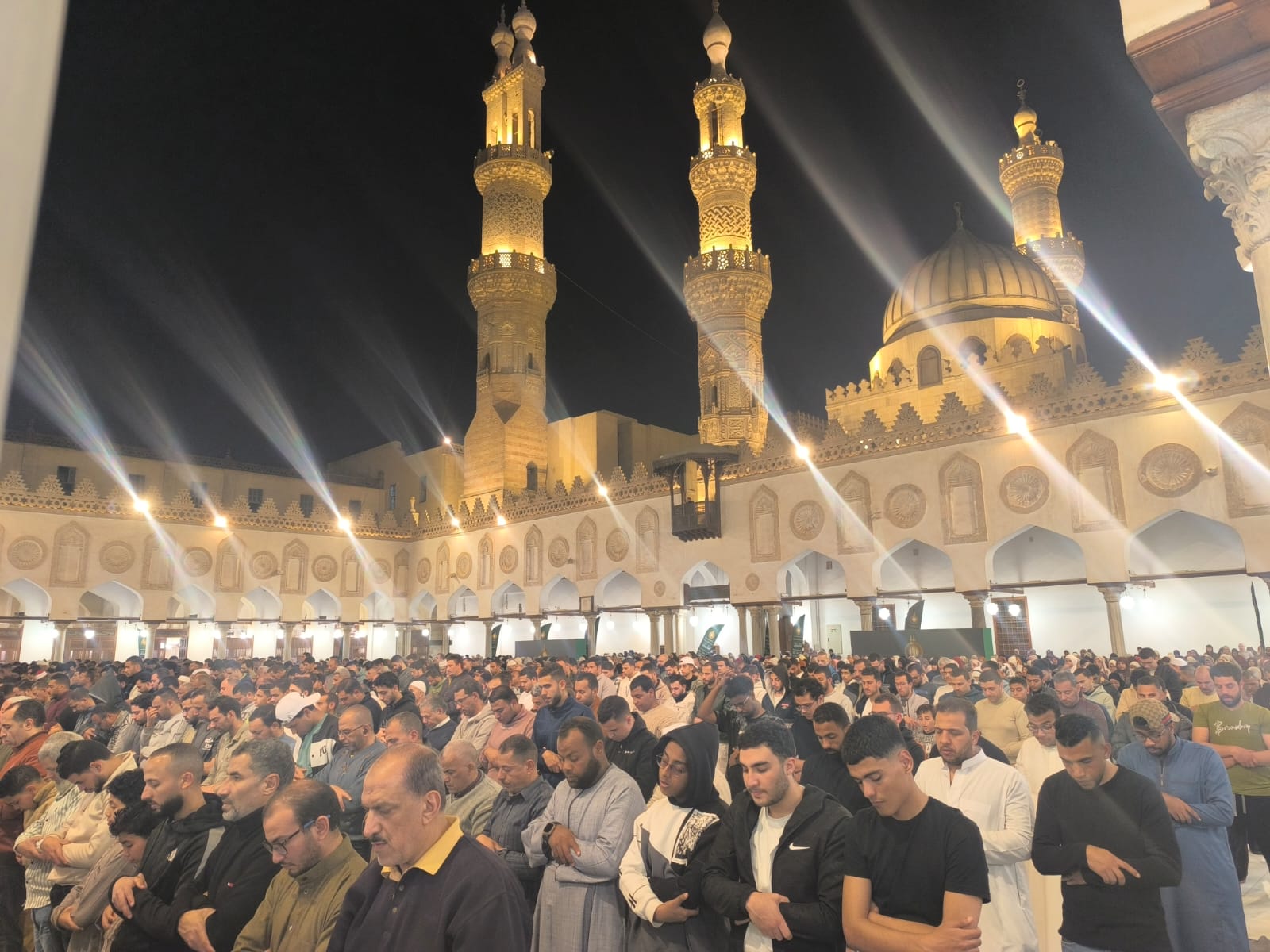 المصلون في ساحة الجامع الأزهر ليلة القدر