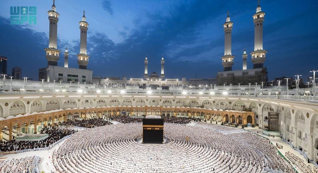 توزيع المصاحف في الحرم المكي الشريف لقاصدي الحرمين