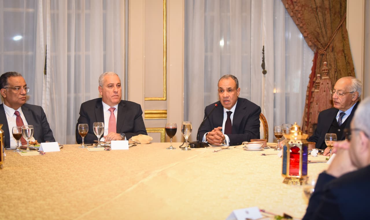 وزير الخارجية يستضيف الإعلاميين-تعزيز التواصل الإعلامي.jpg | Alt: وزير الخارجية يستضيف الإعلاميين ويعزز التواصل الإعلامي