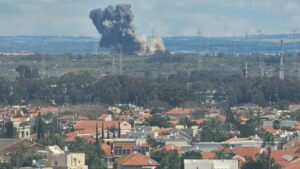 إيرانيون يحيطون بمحطة كهرباء