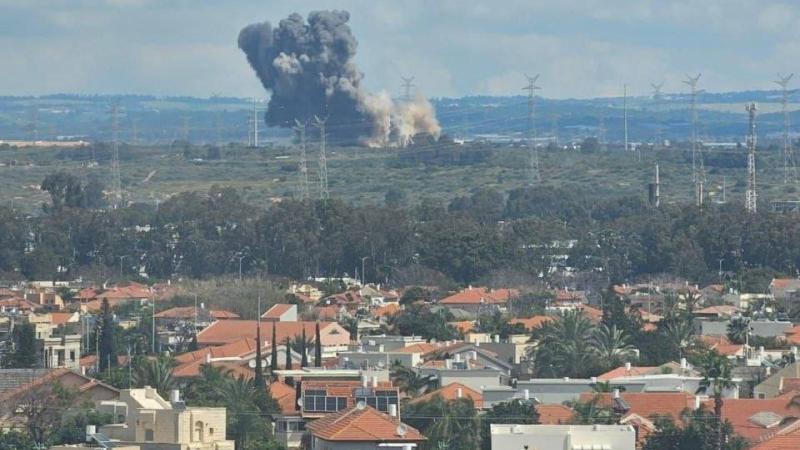 إيرانيون يحيطون بمحطة كهرباء