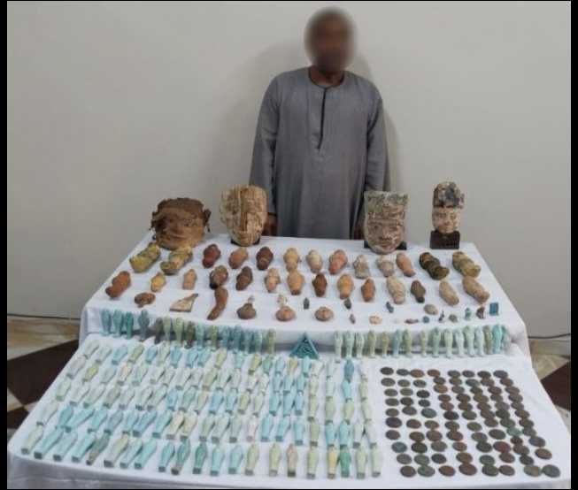 لقطات تظهر نجاح الأجهزة الأمنية في ضبط قطع أثرية نادرة بحوزة متهم في المنيا.