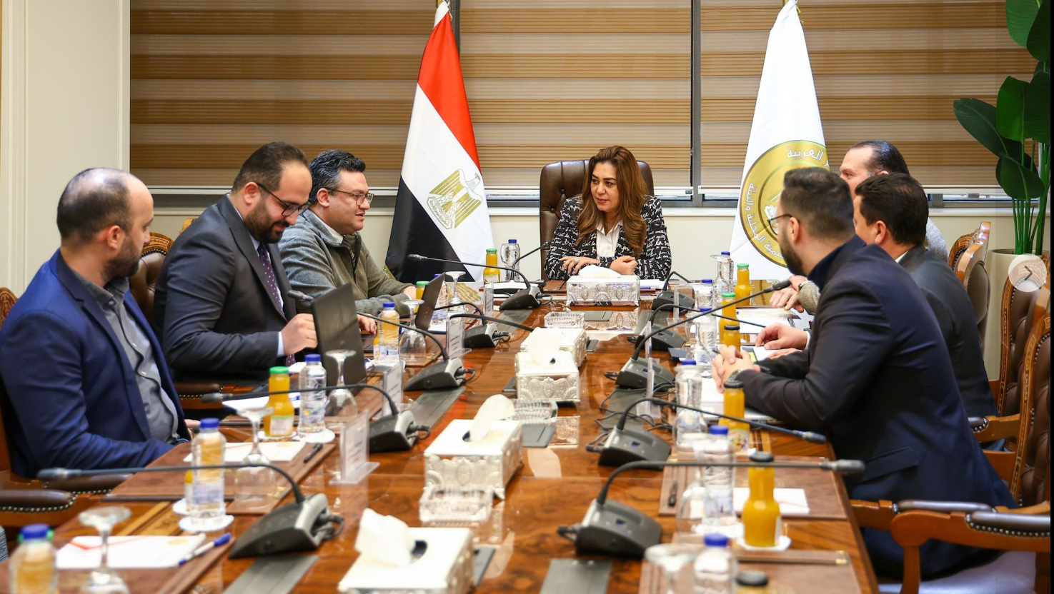 جانب من اجتماع وزيرة التنمية المحلية والبيئة لبحث آليات إطلاق المنظومة الذكية للوزارة لتطوير العمل الحكومي.