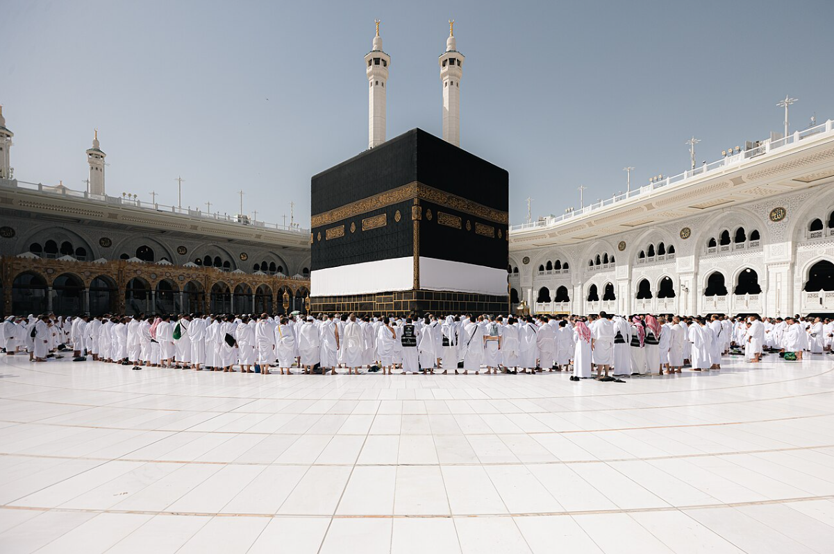 لقطات توضح استفادة ضيوف الرحمن من خدمات المسجد الحرام الرقمية ومنصة بوابة القاصد عبر الهواتف الذكية داخل أروقة الحرم المكي.