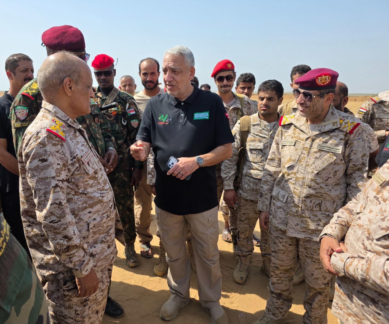 لقطة توثق جهود العاملين في مشروع مسام لنزع الألغام والعبوات الناسفة في الأراضي اليمنية باليوم العالمي.