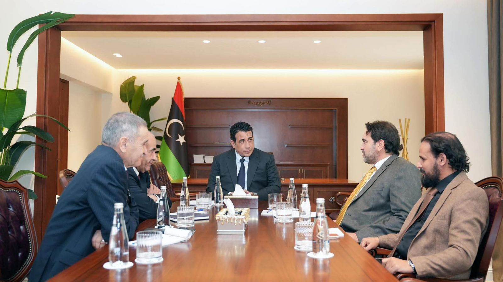 رسوم توضيحية لواقع أزمة اقتصاد ليبيا الراهنة تظهر تزايد معدلات الفقر وتراجع الموارد السيادية وفقا لتقرير لجنة الخبراء التابعة للمجلس الرئاسي الليبي.