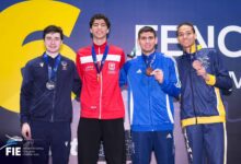 البطل المصري يوسف شامل بعد فوزه بذهبية بطولة العالم للسلاح للناشئين والشباب المقامة في مدينة ريو دي جانيرو بالبرازيل.