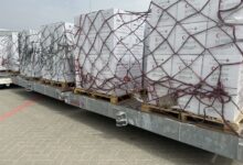 لقطات توضح عمليات إغاثة قطاع غزة عبر الجسر الجوي الإماراتي حميد وتفريغ 100 طن من المواد الغذائية لدعم المتضررين في القطاع.