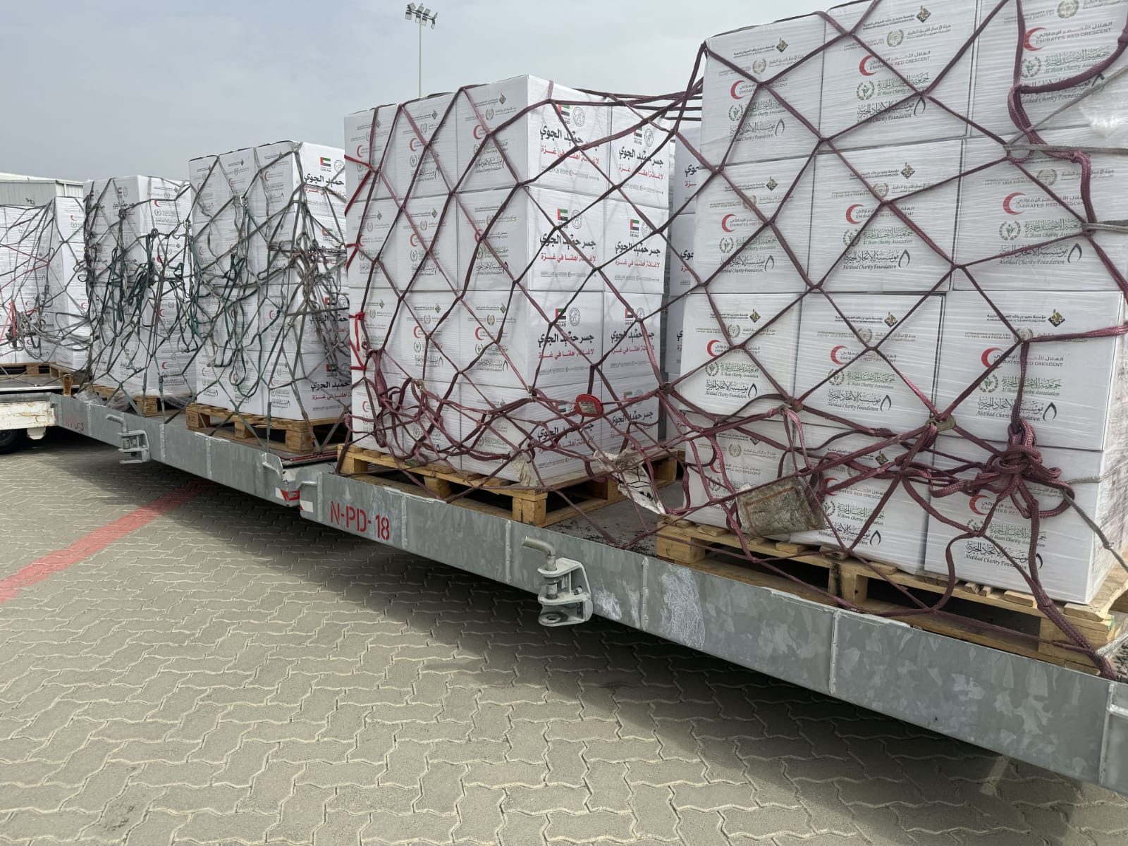 لقطات توضح عمليات إغاثة قطاع غزة عبر الجسر الجوي الإماراتي حميد وتفريغ 100 طن من المواد الغذائية لدعم المتضررين في القطاع.