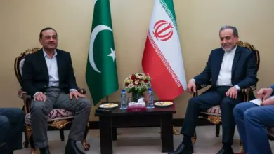 وزير الخارجية الإيراني عباس عراقجي مجتمعاً بقائد الجيش الباكستاني المشير عاصم منير في طهران